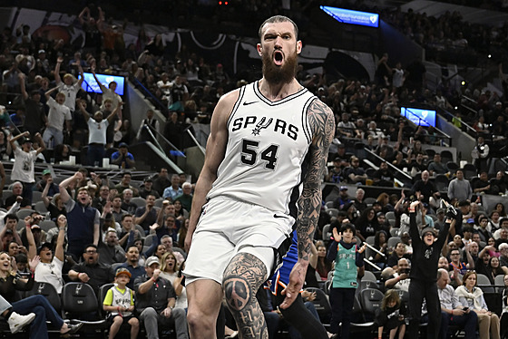 Sandro Mamukela�vili ze San Antonio Spurs slaví v zápase s New York Knicks.