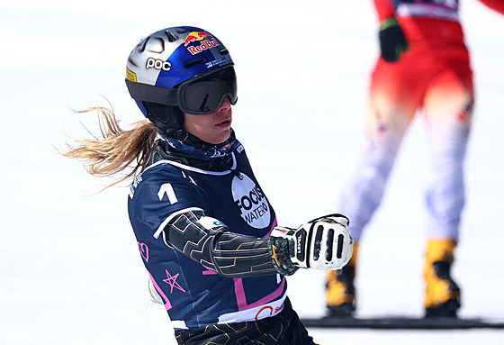 Ester Ledecká vít�zí v jedné z vy�azovacích jízd na snowboardovém MS.