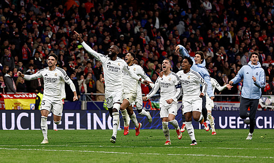 Fotbalisté Realu Madrid slaví výhru nad Atléticem Madrid v Lize mistr�.