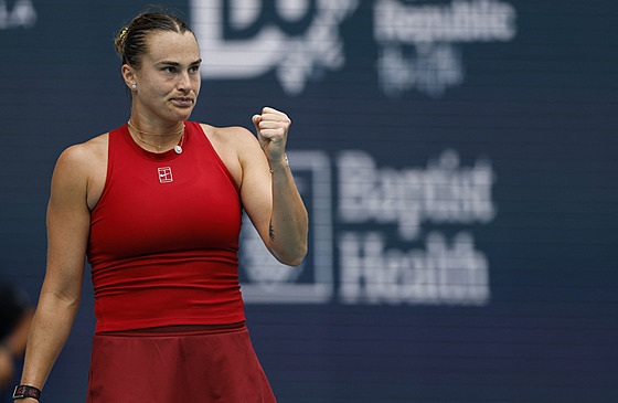 Aryna Sabalenková slaví ve finále turnaje v Miami.