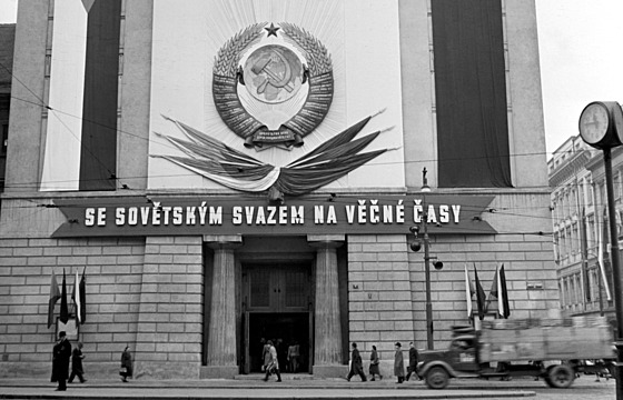D�m U Hybern� �asto slou�il jako výstavní prostor. Na snímku z roku 1952 hostil...