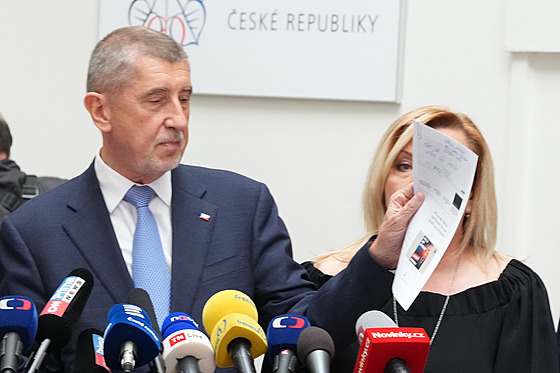 Tisková konference hnutí ANO a SPD. Andrej Babi ekl, e opoziní hnutí mlo...