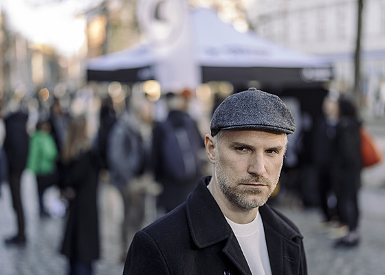 �éf Pirát� a pra�ský nám�stek pro dopravu Zden�k H�ib u volebního stánku Pirát�...