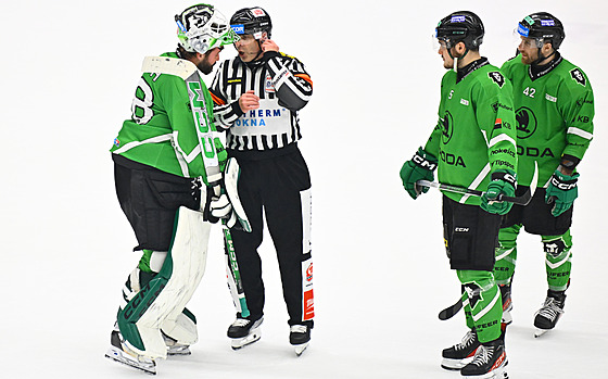 Mladoboleslavský branká� Dominik Furch diskutuje s rozhod�ím po sporn� uznaném...