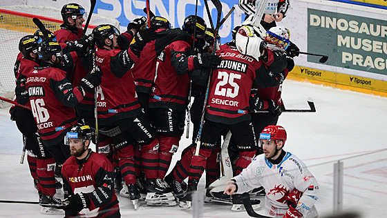 Sparantí hokejisté oslavují postup do semifinále pes Tinec.
