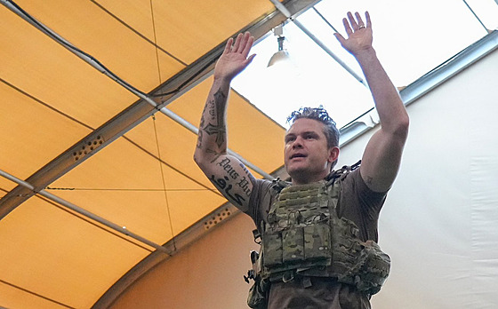 Americký ministr obrany Pete Hegseth b�hem náv�t�vy základny Pearl...