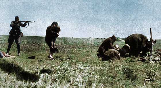 P�íslu�níci nacistických formací Einsatzgruppen vra�dí �idovské obyvatele u...