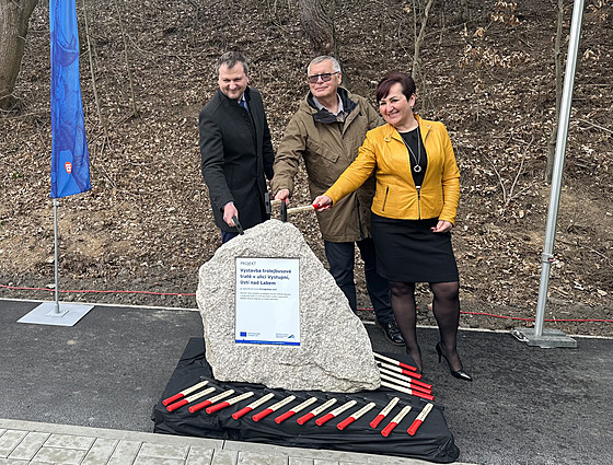 V Ústí nad Labem zahájili stavbu nové trolejbusové trati. (zleva) Radek ��astný...