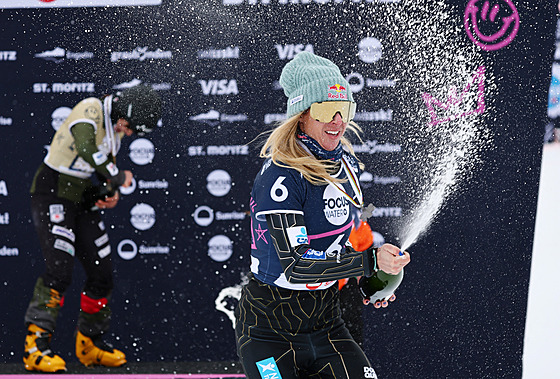 Ester Ledecká slaví st�íbrnou medaili ze snowboardového paralelního slalomu na...