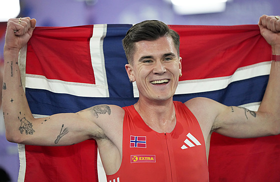 Jakob Ingebrigtsen slaví vítzství na halovém mistrovství svta.