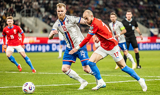 eský kídelník Václav erný se snaí s míem pejít pes Odmara Faera z...