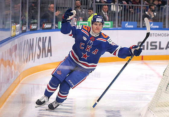 Úto�ník ruského Petrohradu Ivan Demidov se raduje z gólu v KHL.