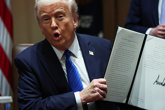 Americký prezident Donald Trump s nov� podepsaným výnosem (25. b�ezna 2025)