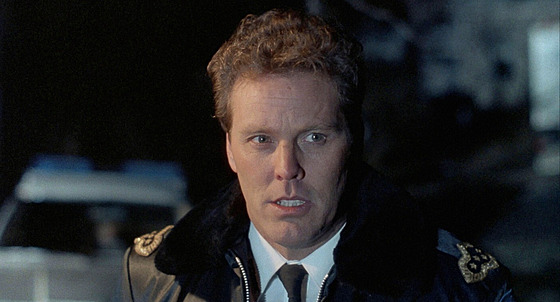 Americký herec Wings Hauser si zahrál policistu ve filmu Drsáci netaní.