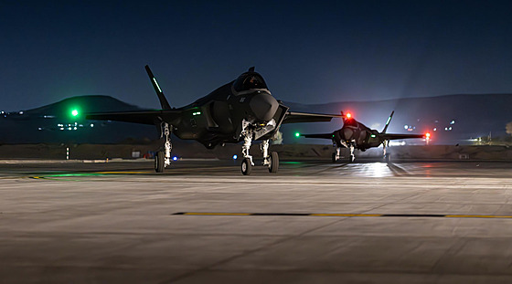 Zbrusu nové letouny F-35I Adir pistávají na izraelské základn Nevatimí