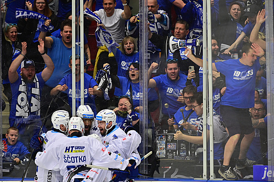 Brn�n�tí hrá�i slaví p�ed svými fanou�ky gól v Karlových Varech.