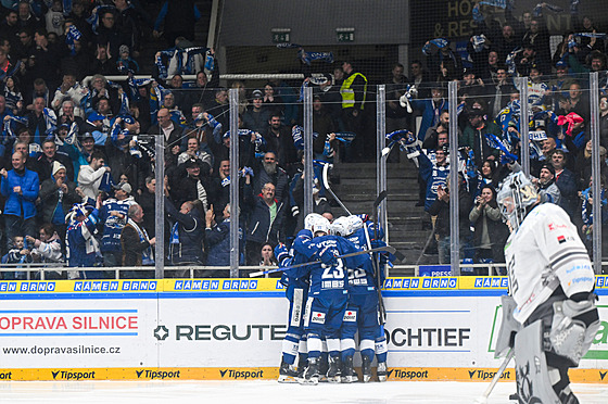 Brn�n�tí hrá�i slaví, v pop�edí smutní karlovarský branká� Dominik Frodl.