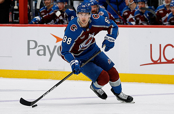 Martin Ne�as zavá�í puk do úto�ného pásma v utkání s Los Angeles.