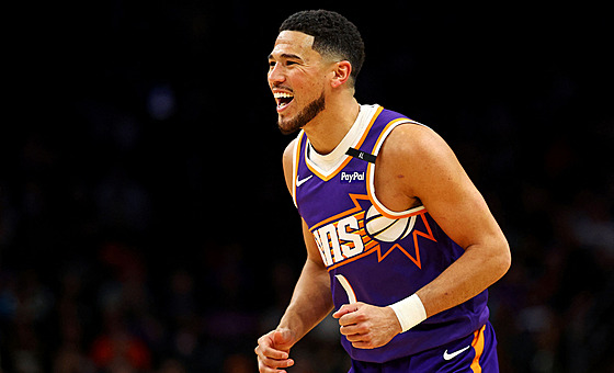 Devin Booker v akci bhem utkání proti Milwaukee.