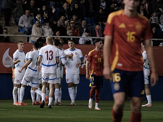 �e�tí fotbalisté do jedenadvaceti let se radují z gólu v p�ípravném duelu se...