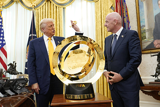 Prezident sv�tového fotbalu Gianni Infantino p�ivezl americkému prezidentu...