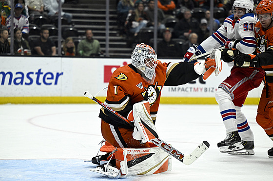 Branká Anaheimu Luká Dostál zasahuje bhem utkání proti New York Rangers.