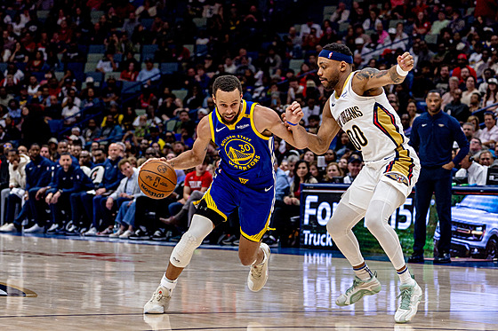 Stephen Curry (vlevo) z týmu Golden State obchází Bruceho Browna z New Orleans.