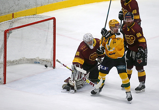 Jihlavský branká� Adam Beran inkasuje ve t�etím semifinále proti Vsetínu.