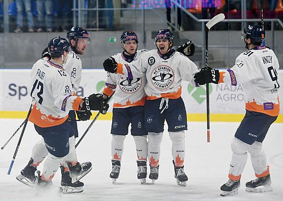 Hokejisté Litomeic se radují z gólu ve tetím semifinále první ligy proti...