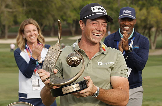 Viktor Hovland slaví triumf na Valspar Championship.