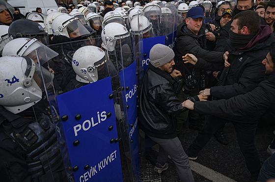 Turci protestují proti zat�ení istanbulského primátora Ekrema Imamoglua. Snímek...