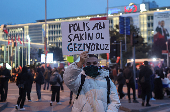 Turci protestují proti zatení istanbulského primátora Ekrema Imamoglua....