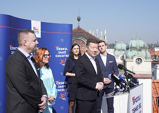 Politici SPD, Svobodných, Trikolory a PRO podepsali memorandum o spolupráci pro...