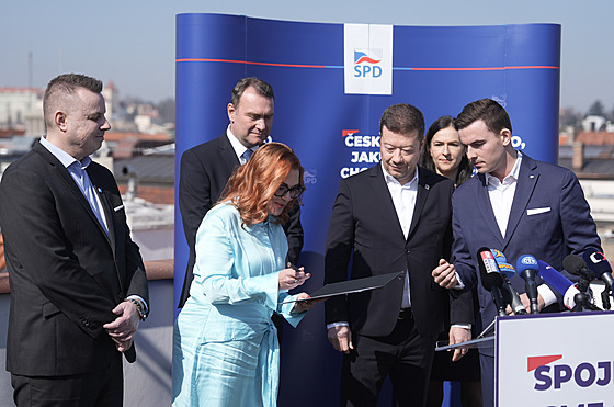 Politici SPD, Svobodných, Trikolory a PRO podepsali memorandum o spolupráci pro...
