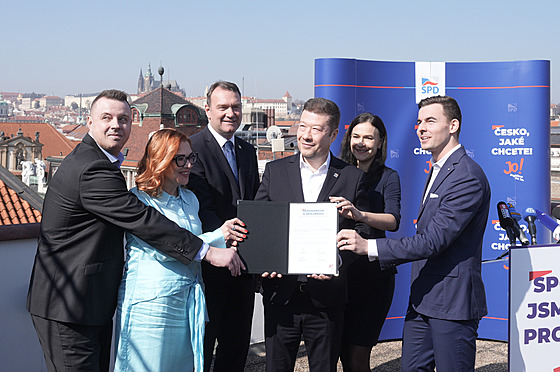 Politici SPD, Svobodných, Trikolory a PRO podepsali memorandum o spolupráci pro...