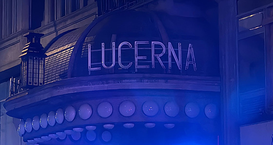 Zásah kv�li hlá�ené bomb� p�ed budovou Lucerny. (20. b�ezna 2025)