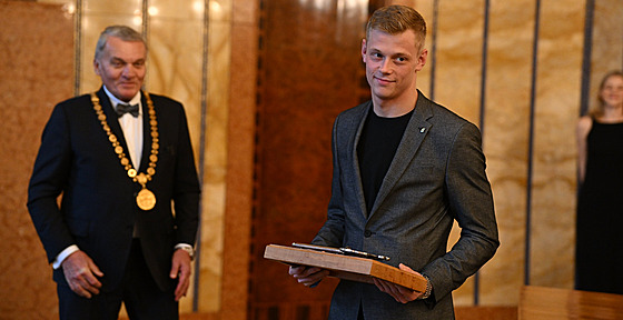 Sparanský kapitán Filip Panák pevzal od Bohuslava Svobody (vlevo) tzv.  Klí...