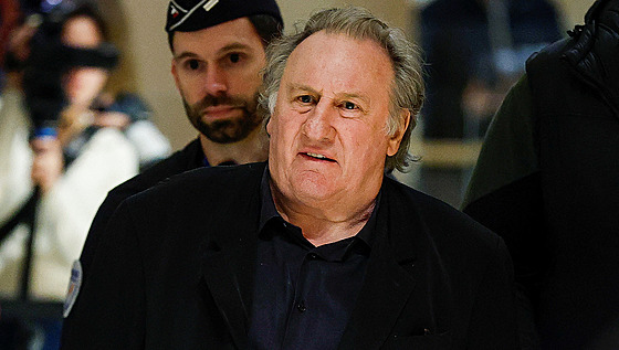 Gérard Depardieu p�ichází k soudu v Pa�í�i (24. b�ezna 2025)