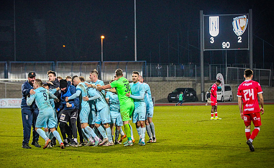 Úste�tí fotbalisté slaví obrat na 3:2 s Pardubicemi B v zápase t�etí ligy.