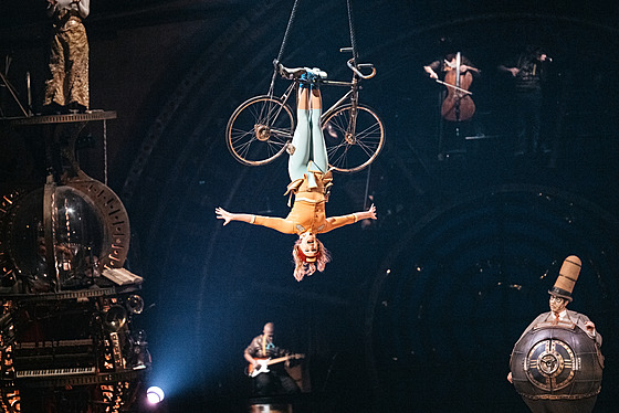 Akrobatka na bicyklu jezdí i létá vzduchem. (19. b�ezna 2025)