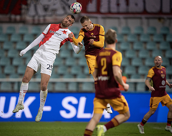 Hlavi�kový souboj mezi slávistickým úto�níkem Tomá�em Chorým a Dominikem Ha�kem...