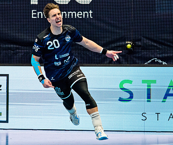 Jaroslav Trkovský z Lovosic slaví gól do sít� Brna.