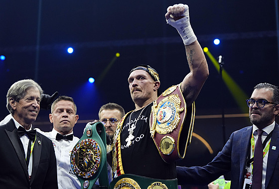 Boxer Oleksandr Usyk se svými pásy