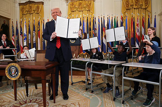 Americký prezident Donald Trump podepsal výnos, který má vést ke zru�ení...