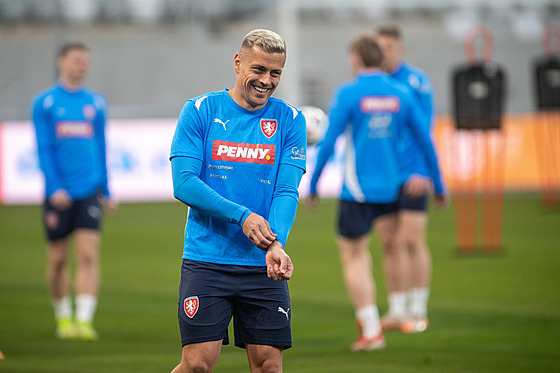 Tomá� Hole� na p�edzápasovém tréninku p�ed utkání s Faerskými ostrovy.