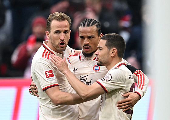 Fotbalisté Bayernu slaví gól do sít St. Pauli.