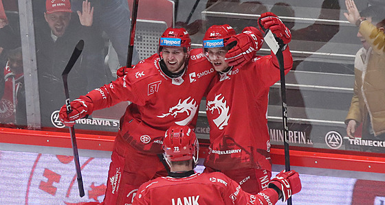 T�inecký Andrej Nestra�il  (vpravo) slaví se spoluhrá�i gól do sít� Sparty ve...