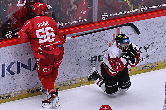 Spar�anský úto�ník Miroslav Forman padá po zásahu od t�ineckého Marka Da�a.