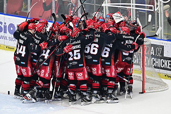 Radost hradeckých hokejistů po postupu do semifinále extraligy.