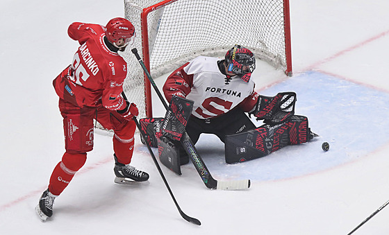 T�inecký úto�ník Tomá� Marcinko v �anci b�hem t�etího �tvrtfinálového utkání se...